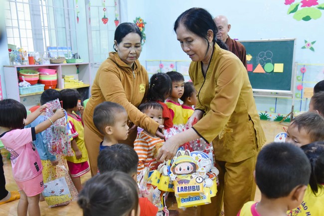 Ban Từ thiện: Tặng quà Trung Thu cho các em học sinh ở Đắk Som, Đăk Nông